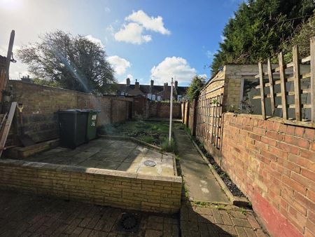 3 bedroom end of terrace house to rent - Photo 4