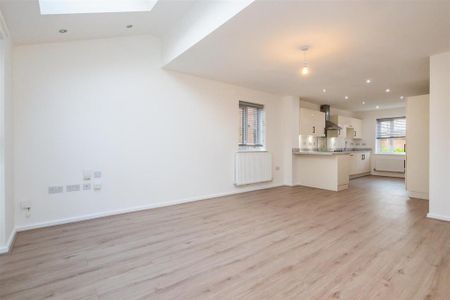 3 bedroom semi-detached house to rent - Photo 2