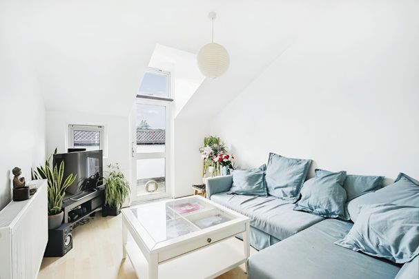 Bright, Spacious & Comfortable Pet Friendly 1 Bedroom Maisonette in Great Zone 2 Location with Large Private Terrace - Photo 1