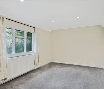 A Grade II Listed 2 bedroom semi detached character cottage in an a... - Photo 3