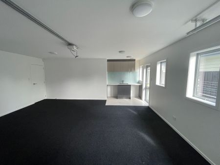Modern 4-Bedroom Home in Mount Wellington - Photo 3