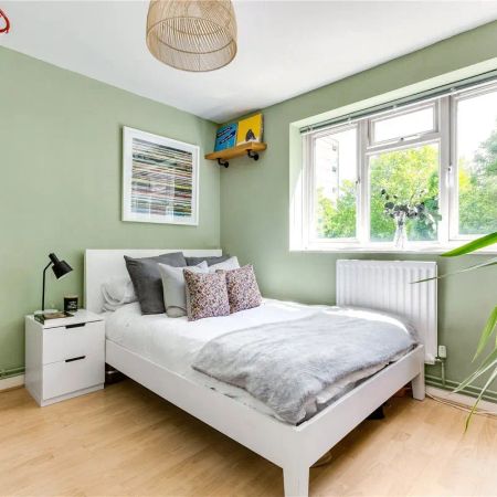 3 bedroom flat in London - Photo 4