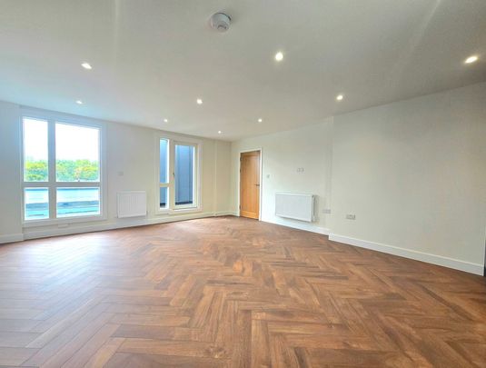 3 Bedroom Apartment, Norbury Avenue, London - Photo 1