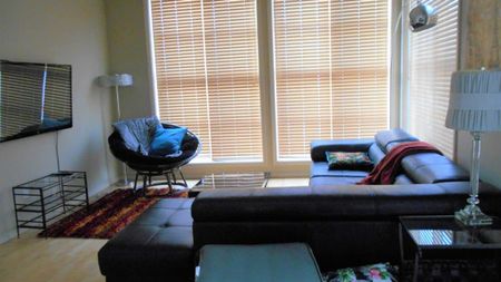 530 – Cozy 2 bed + Den Centrally Located - Photo 2