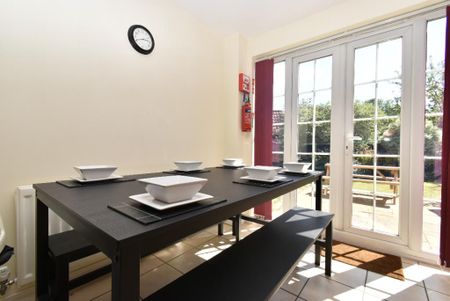 6 bedroom detached house to rent - Photo 2
