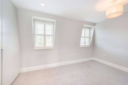 A superbly located four bedroom house with parking. - Photo 4
