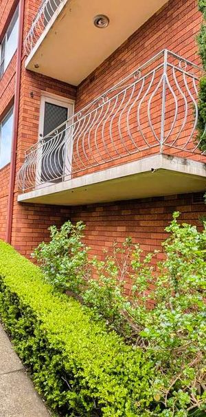 Stylish Two-Bedroom Apartment with Balcony & Parking in Prime Summer Hill - Photo 1