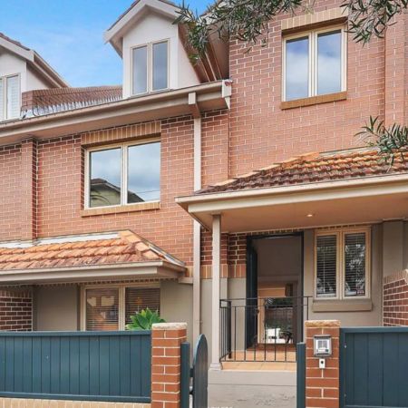 Ultra-Modern Tri-Level Townhouse - Photo 4