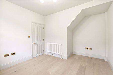Fully renovated three to four bedroom house with a patio garden, located in Elephant and Castle. - Photo 2