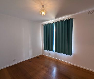 Large 5 Bedroom Family Home - Photo 3