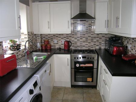 2 bedroom semi-detached house to rent - Photo 5