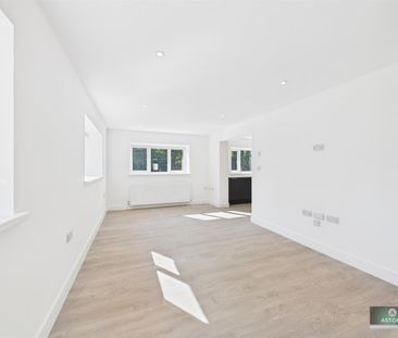 Old Hollow, Worth, Crawley - Photo 2