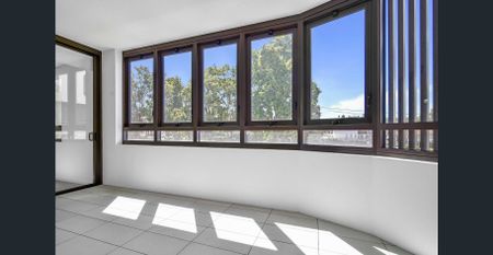 Spacious Apartment | Tiled | Large Winter Garden - Photo 3