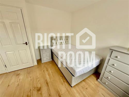 4 Bed House, Grimsby Grove, London E16 - Photo 2