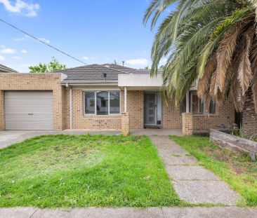 “Charming Family Home in Prime Sunshine Location” - Photo 6