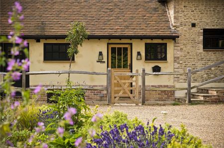 A contemporary barn conversion in the sought-after village of Churt. - Photo 3