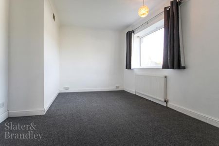 3 bedroom end of terrace house to rent - Photo 2