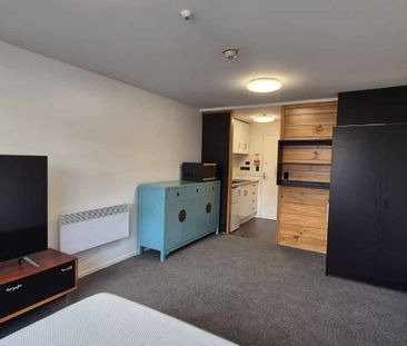 Modern City Studio – Fresh, Bright & Stylish! - Photo 2
