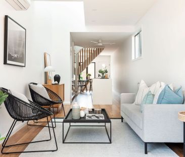 Stylishly renovated two bedroom terrace with air-conditioned living... - Photo 2