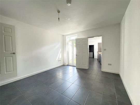 4 bedroom end of terrace house to rent - Photo 1