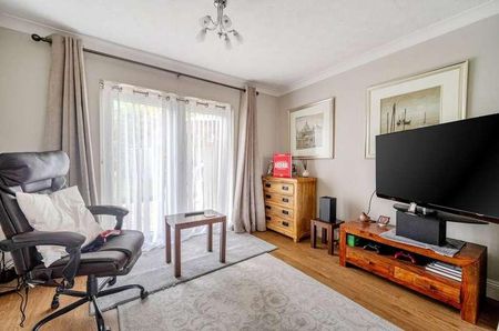 Tudor Drive, Yateley, Hampshire, GU46 - Photo 3