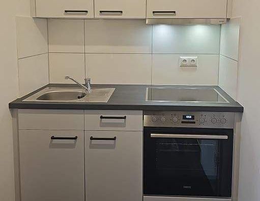 Frisch und modern sanierte Singlewohnung im separaten Anbau! - Photo 1