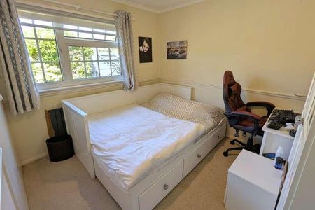 West End, Surrey, GU24 - Photo 5
