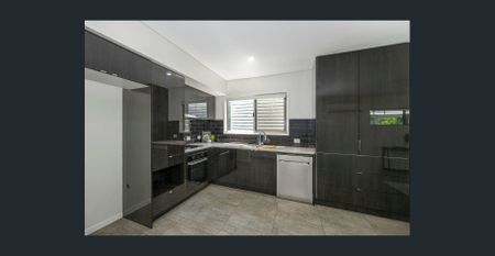 Stunning Contemporary Townhouse in Clayfield - Photo 4