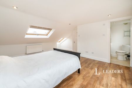 3 bedroom mid-terrace to rent Oval Road - Photo 3