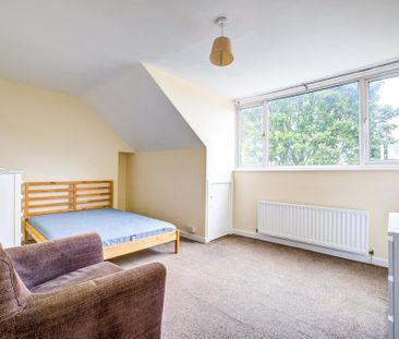 3 bedroom flat to rent - Photo 4