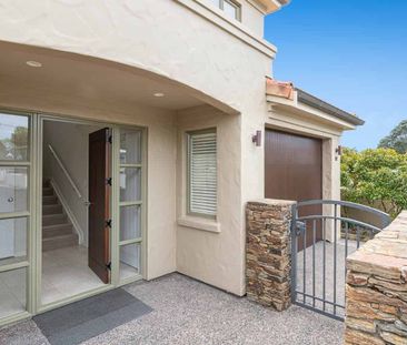 Immaculate townhouse living! - Photo 3