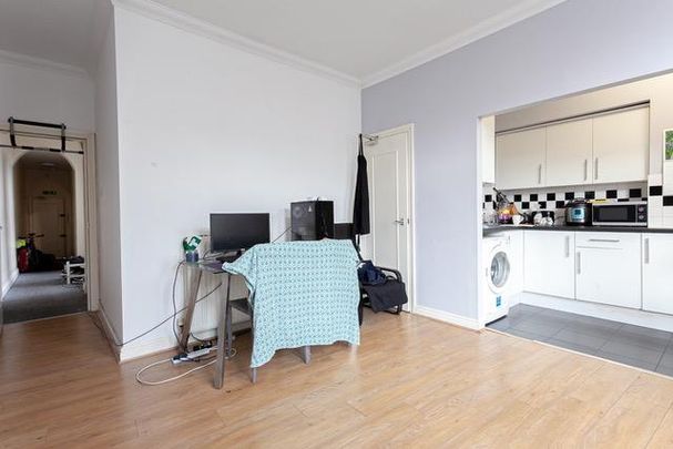 3 bedroom private hall to rent - Photo 1