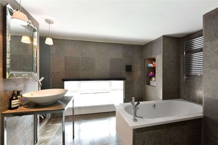 Impressive split level two bedroom, two bathroom apartment - Photo 3