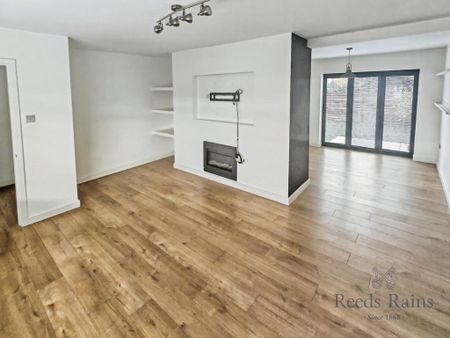 4 bedroom semi-detached house to rent - Photo 2