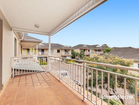 LIGHT FILLED, SPACIOUS TOWNHOUSE WITH POOL ACCESS! - Photo 5