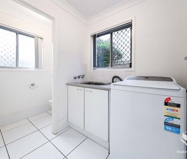 Beautiful Home with NO water bill! - Photo 3