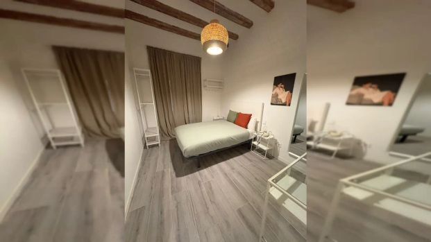 Room in a shared 14-bedroom apartment for rent in el Gòtic, professionals and students. - Photo 1