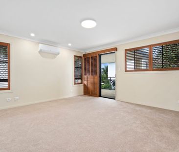 SPACIOUS HOME NESTLED IN QUIET LOCATION - BROADBEACH WATERS - Photo 4