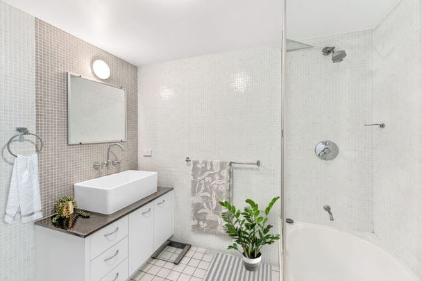 Two-Bedroom Courtyard Apartment in the Heart of Brisbane Available Furnished or Unfurnished! - Photo 1
