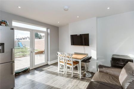 5 bedroom end of terrace house to rent - Photo 3