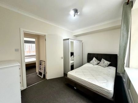 2 Bedroom Apartment - Photo 2