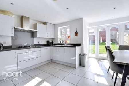 4 bedroom semi-detached house to rent - Photo 4