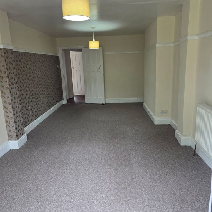 4 Bed Semi-Detached House, Birmingham, B14 - Photo 1