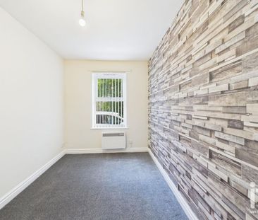 2 bedroom ground floor flat to rent - Photo 2
