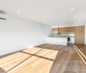 Modern 3-Bedroom Townhouse in Prime Location - Photo 2