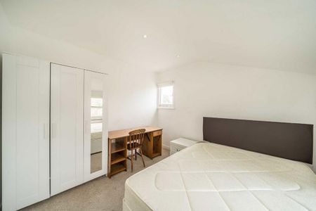3 bedroom flat to rent - Photo 3