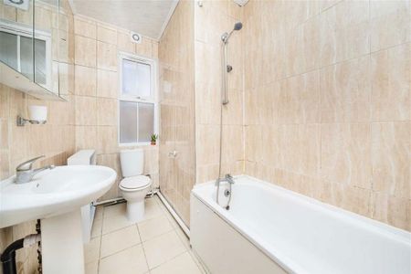3 bedroom flat to rent - Photo 4