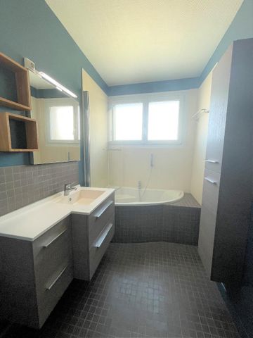 Location Appartement 3 pièces 72m² GUILHERAND GRANGES 07500 - Photo 4