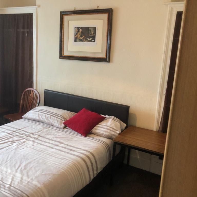 1 bedroom in a house share to rent - Photo 2