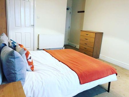 1 bedroom in a house share to rent - Photo 2